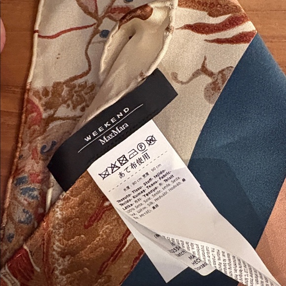Weekend MaxMara Onesto Abstract Floral Pure Silk Scarf - Picture 3 of 7